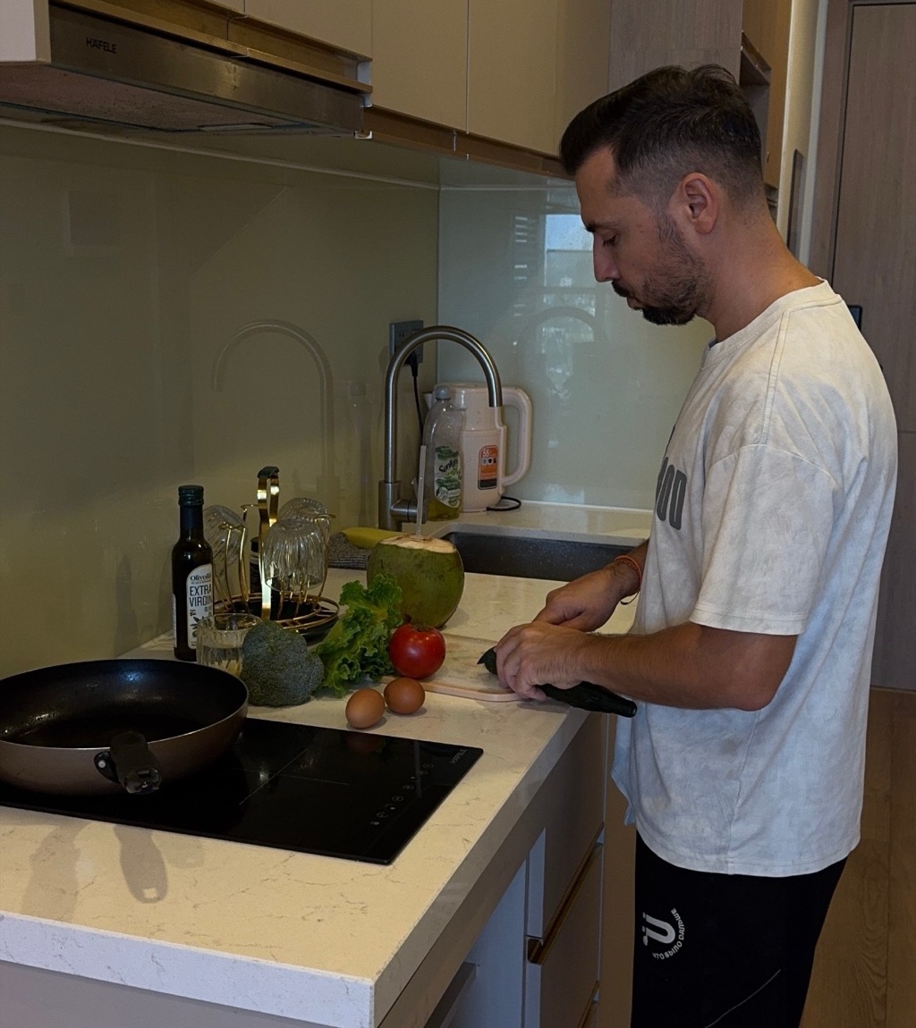Дмитрий готовит завтрак: яичница с брокколи и овощами